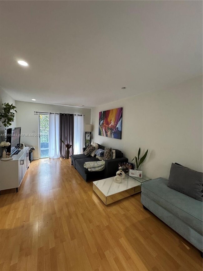 Photo - 645 NE 121st St Unidad 304