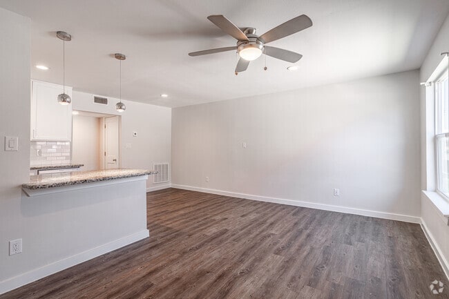 1BR, 1BA - 627SF