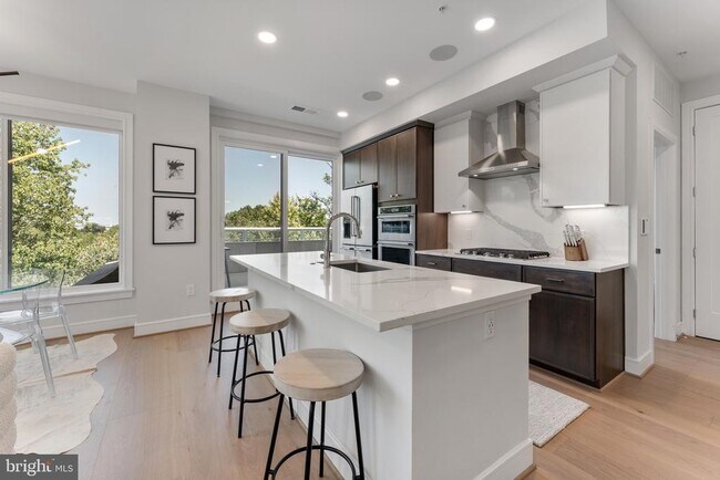 Photo - 635 Slaters Ln Unit 306