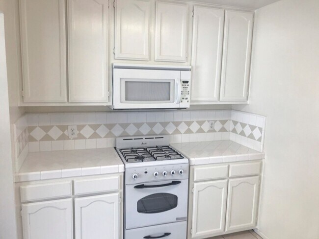 Photo - 15040 Moorpark St