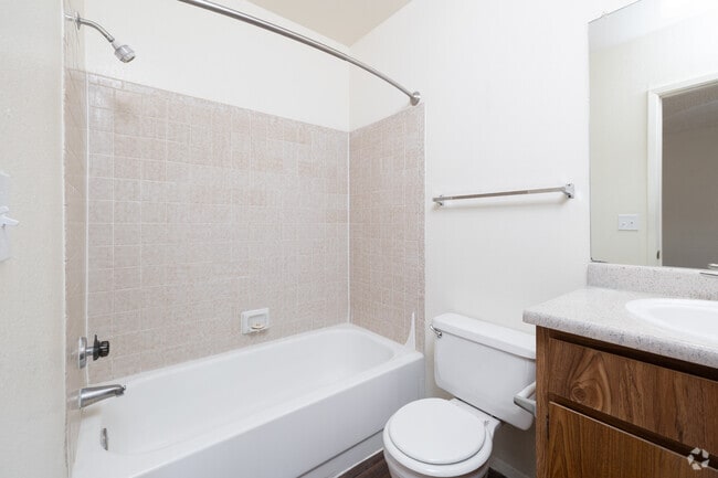 2BR, 2BA - 846SF - Primary Bathroom