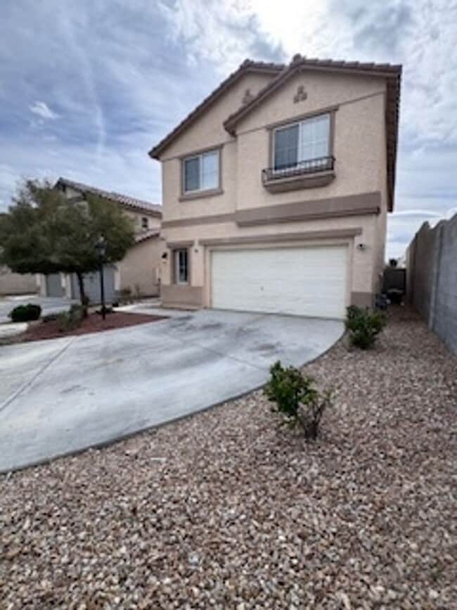 Building Photo - 3Bed/2.5Bath/2Car Residence located in North Las Vegas gated community!
