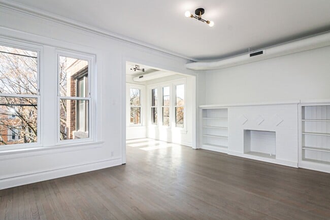 Building Photo - Modern and Luxurious 3b/2b Apartment Near Loyola University Unit 3N