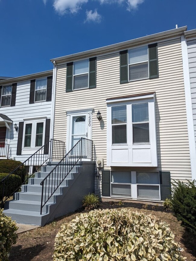 Building Photo - 3 level townhouse in established Frederick neighborhood available July 1st!