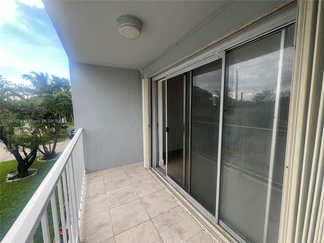 Photo - 555 NE 123rd St Unidad 205-B