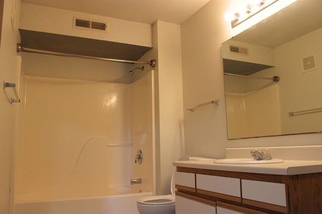 Photo - 560 Penn Ct Unit 4