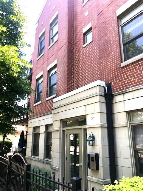 Building Photo - 757 W 14th Pl Unit 3A