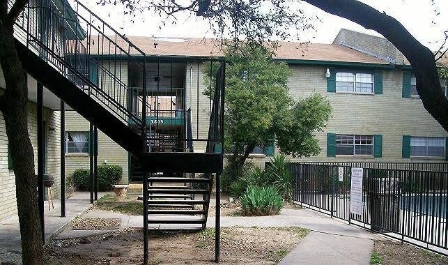 Patio de Aarón - Club One - Aarons Courtyard