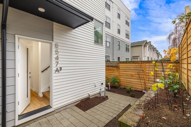 Photo - Gorgeous Greenlake Area 2 Bedroom Townhouse