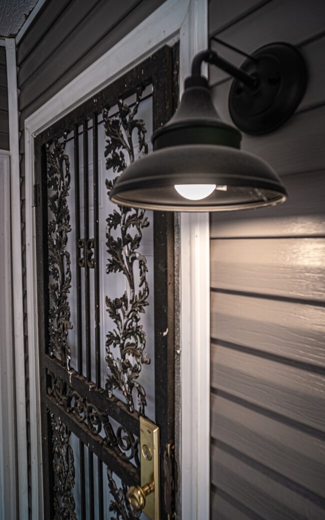 Photo - 3825 Crane Dr NE