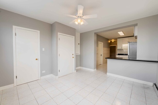 Photo - 7041 W Addison St Unidad 2R