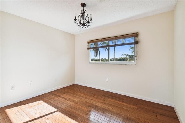 Photo - 541 NW 205th Ave