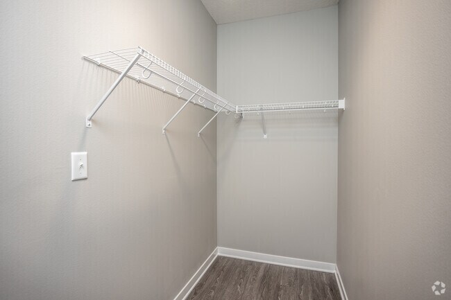 2BR, 2BA - 985 SF