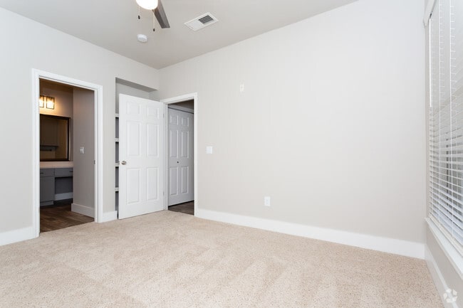 2HAB,2BA-1,080 ft²