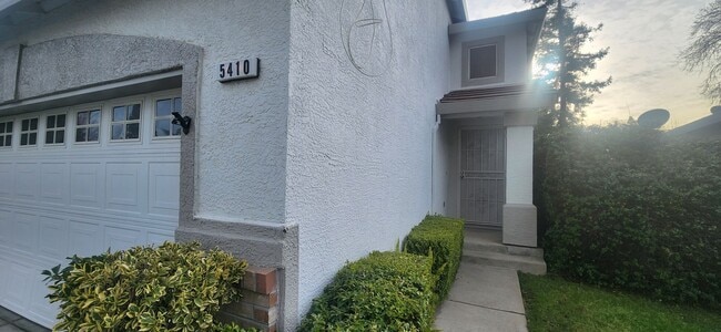 Photo - 3 Bedroom 2.5 bsthroom home in Gated Elk Grove Communtiy