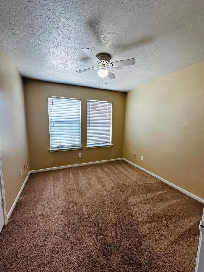 Photo - 6946 Paris St