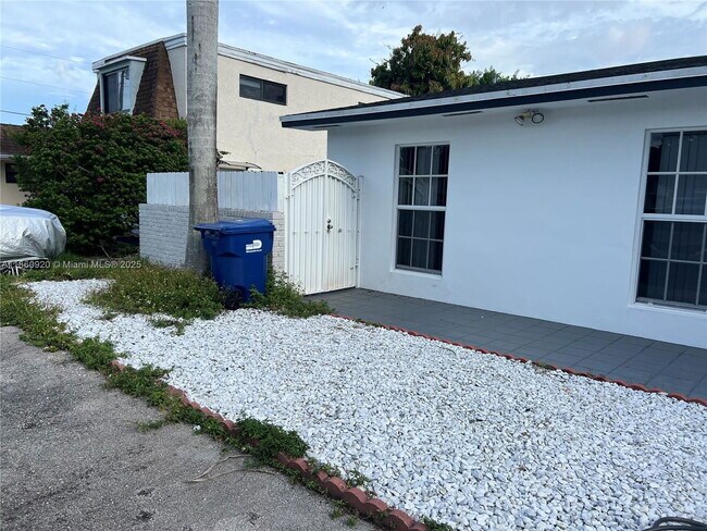 Building Photo - 382 NE 113th St Rental