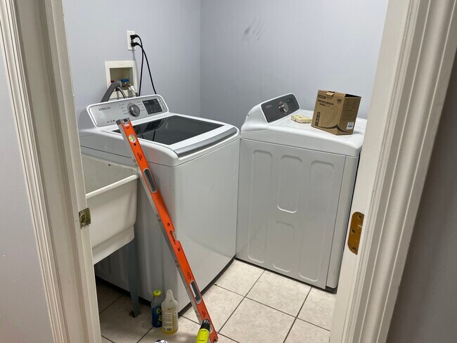 Laundry Room - 258 W Runyon St Unit 2nd floor