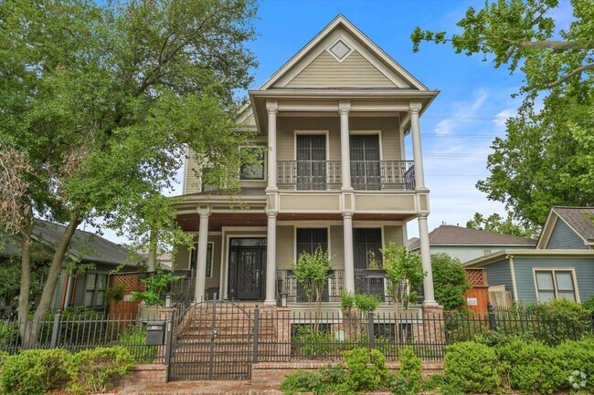 Building Photo - Refined Elegance Meets Modern Innovation i... Rental