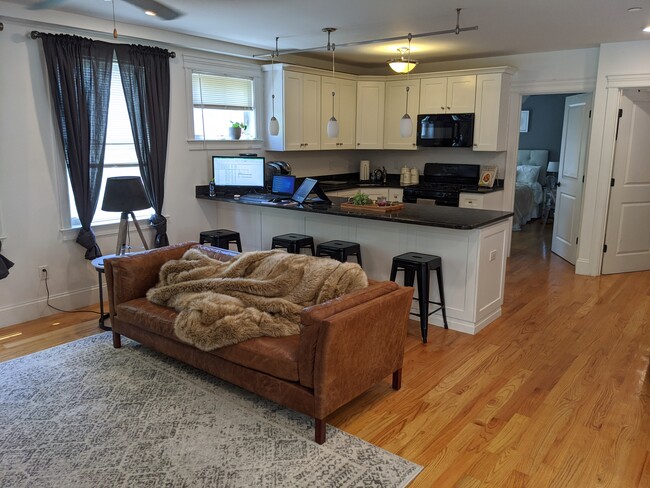 Building Photo - 6 Fern St Unit 1