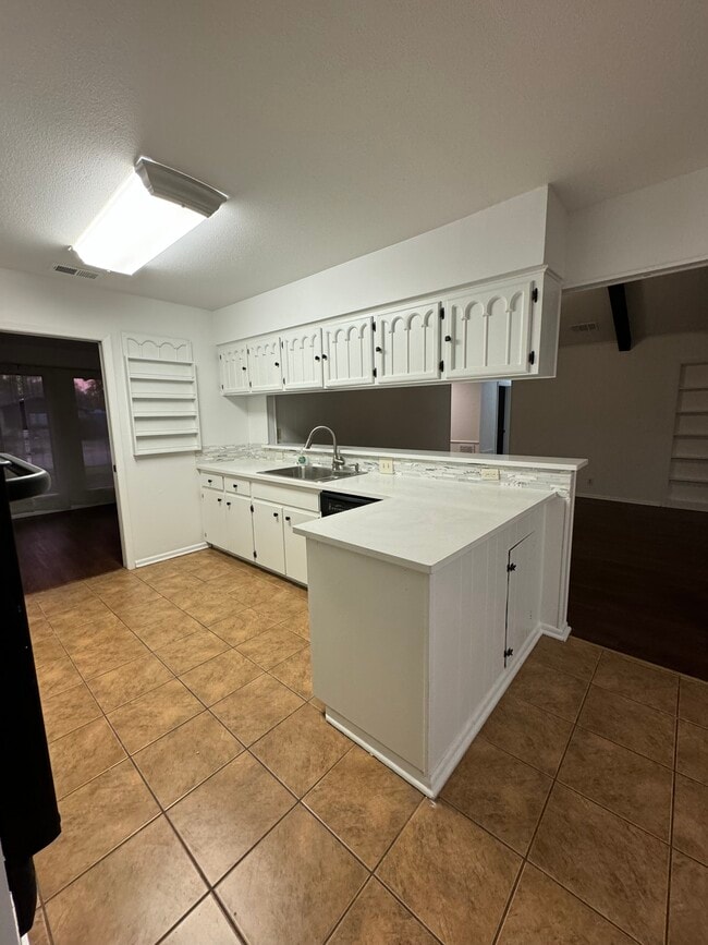 Building Photo - 200 Shalimar Dr Rental