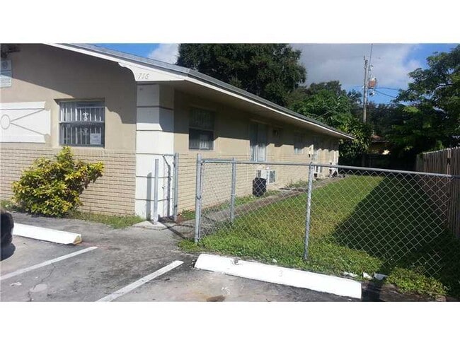 Building Photo - 716 SW 7th St Unit 1