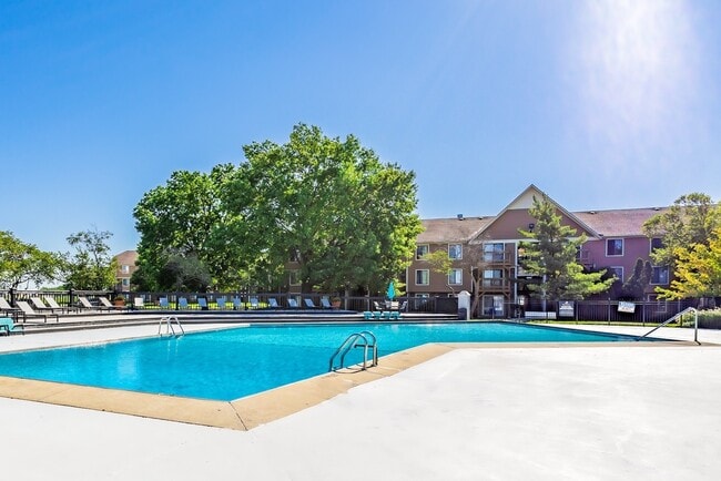 Piscina y solárium - Ellyn Crossing