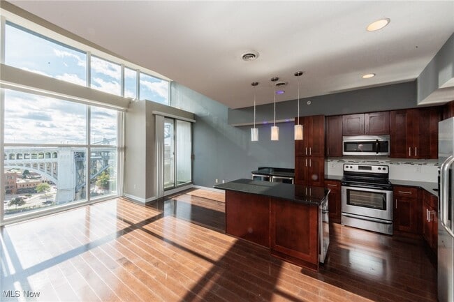 Building Photo - 1237 Washington St Unit 1204