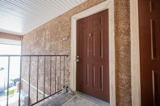 Building Photo - Beautiful 1 bedroom condo Resort style guard gated community Unit 120