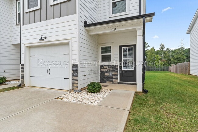 Photo - 1047 Linsmore Ave