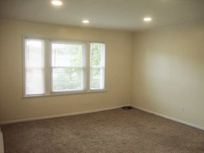 Large Living Room - 325 Mercer St Apartments Unit 201