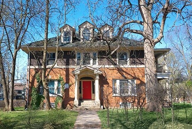 Building Photo - Available 6/1/26 - Spacious Apartment With... Unit Allen 560.1
