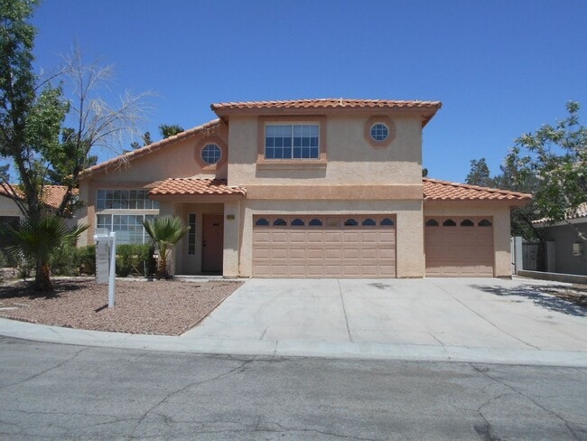 Building Photo - Spacious 4 bedroom Home Located in the Des...