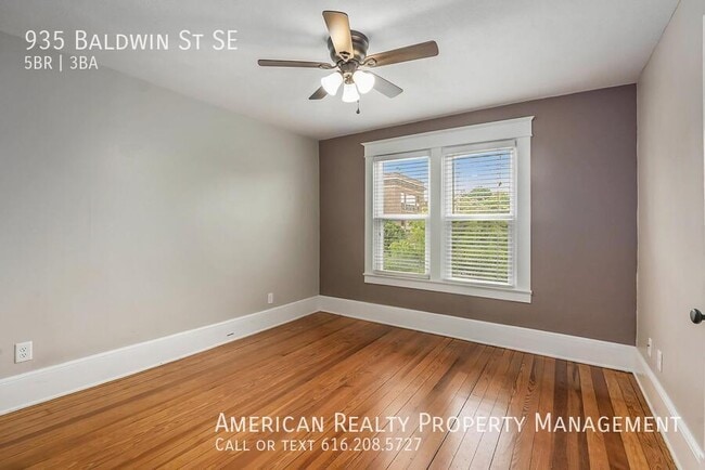 Photo - 935 Baldwin St SE