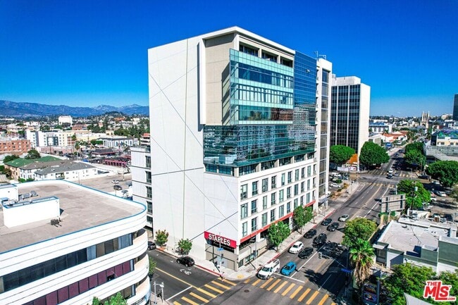 Building Photo - 3223 W 6th St Unit 906