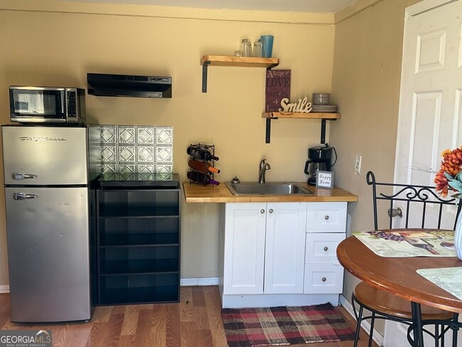 Photo - 6052 Pine St