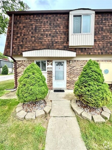 Building Photo - 15568 Dupage Blvd Rental