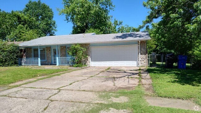 Building Photo - 1100 S. Maple Pl. Rental