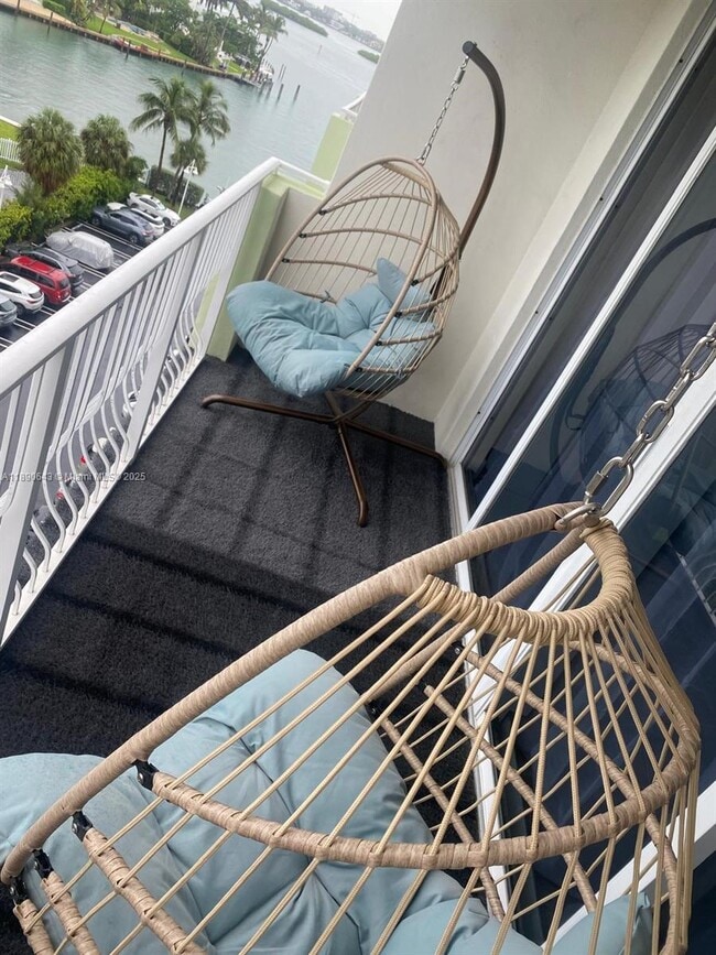 Building Photo - 10350 W Bay Harbor Dr Unit 7J
