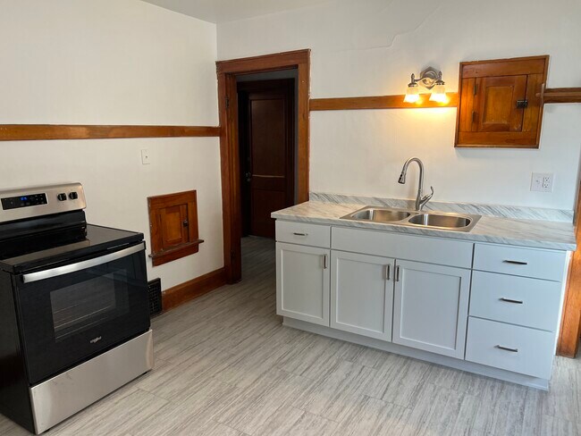 Kitchen - 3347 N Cramer St