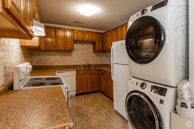 2 BR, 2 BA - 1,100SF