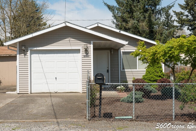 Building Photo - 7305 SE Harney St Rental