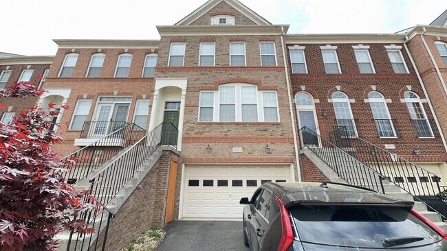 Building Photo - Fantastic 3 Bed 3.5 Interior Brick Townhom... Rental