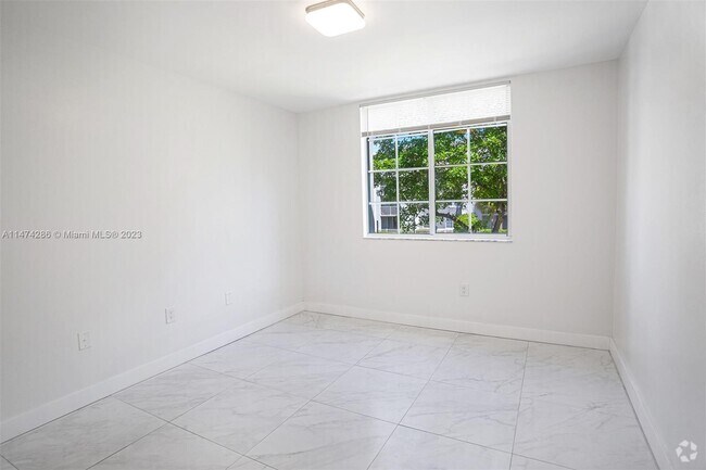 Building Photo - 655 SW 111th Way Unit 105 Rental