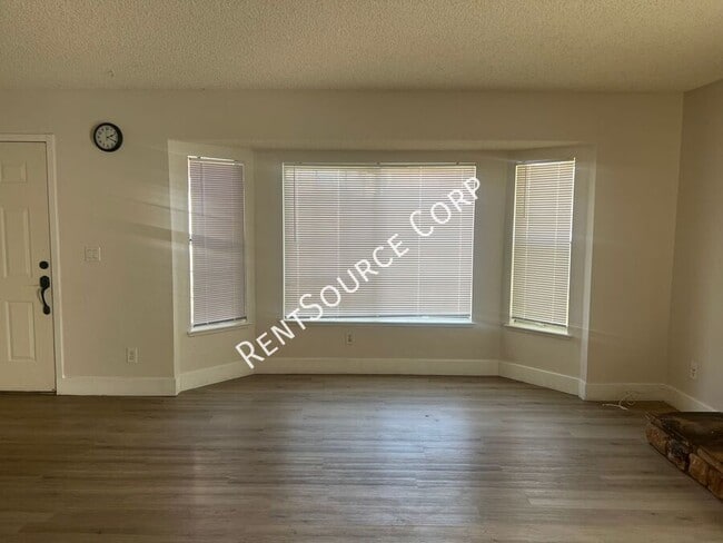 Photo - 43837 David St