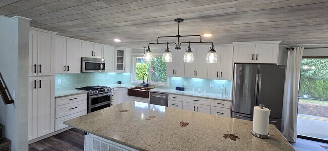 Cocina de uso compartido por otras 2 personas. - 7621 46th Pl W Unidad C