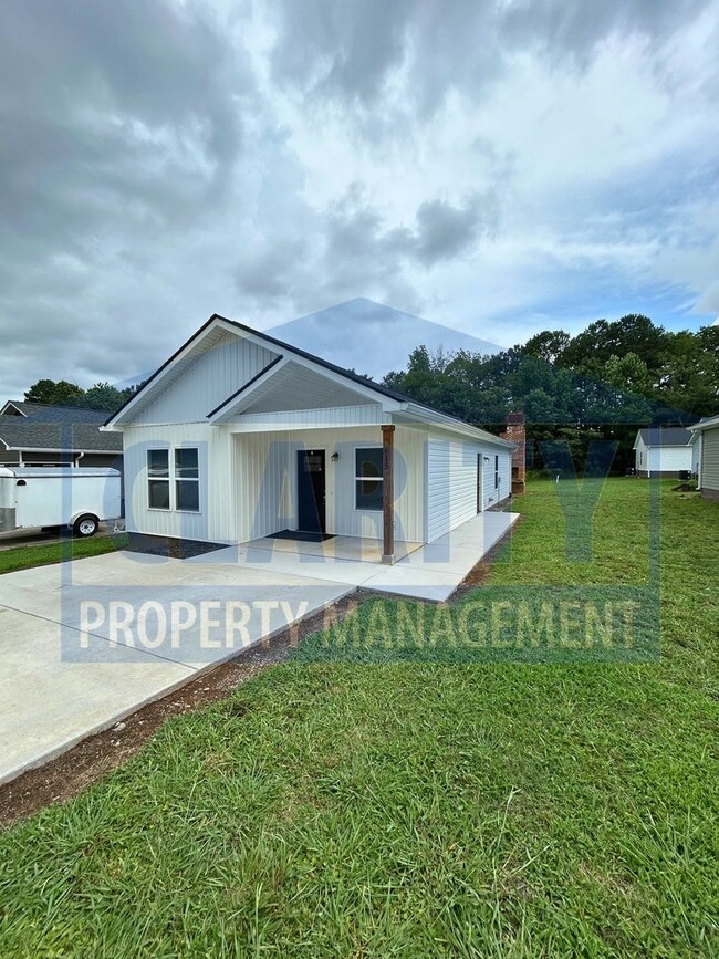 Building Photo - Single level, three bedroom home!