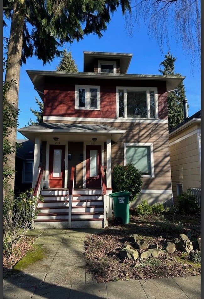 Building Photo - Gorgeous 2 bed Craftsman in Queen Anne! Open house Saturday!