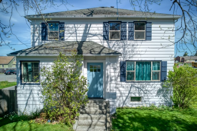 Building Photo - 127 E 14th St Rental