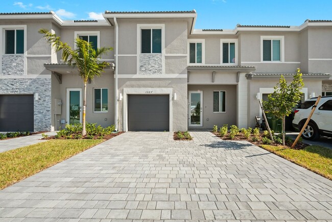 Brand new 3 bed 2.5 bath Townhouse with ya... - Brand new 3 bed 2.5 bath Townhouse with ya...